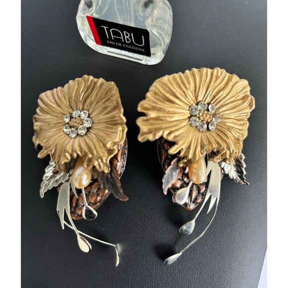 Vintage Flower Clip Earrings Rhinestone Lightweight Gold Tone Plastic Costume - Picture 2 of 5